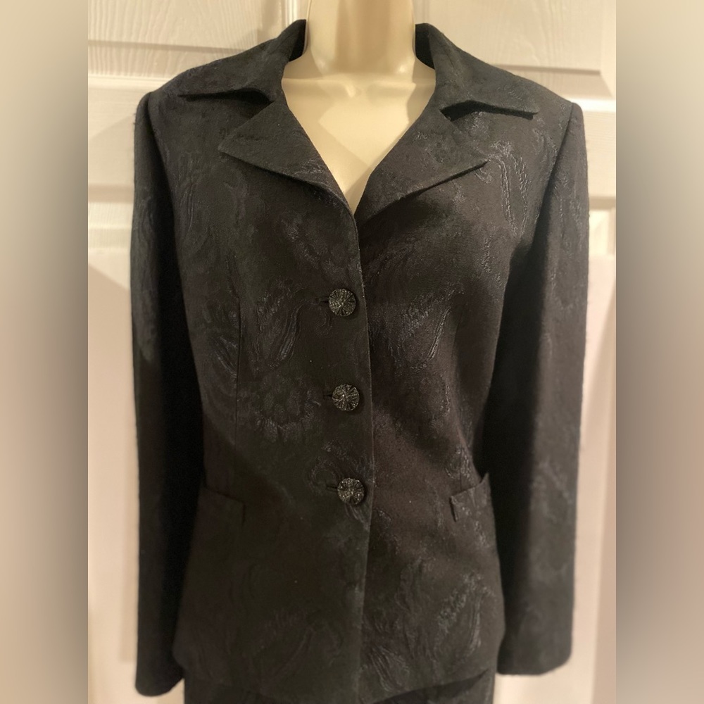 Albert Nipon 2 Piece Suit,  Black Textured 3 Button Jacket/pencil Skirt Size 10